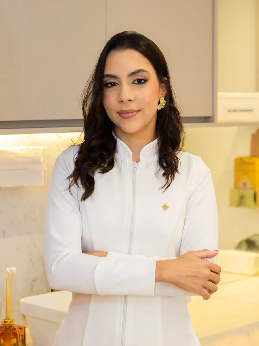 Dra. Ana Beatriz de jaleco, de braços cruzados