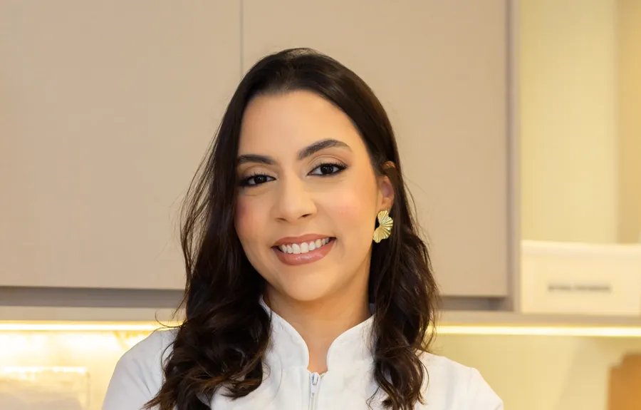 Dra. Ana Beatriz de jaleco, sorrindo