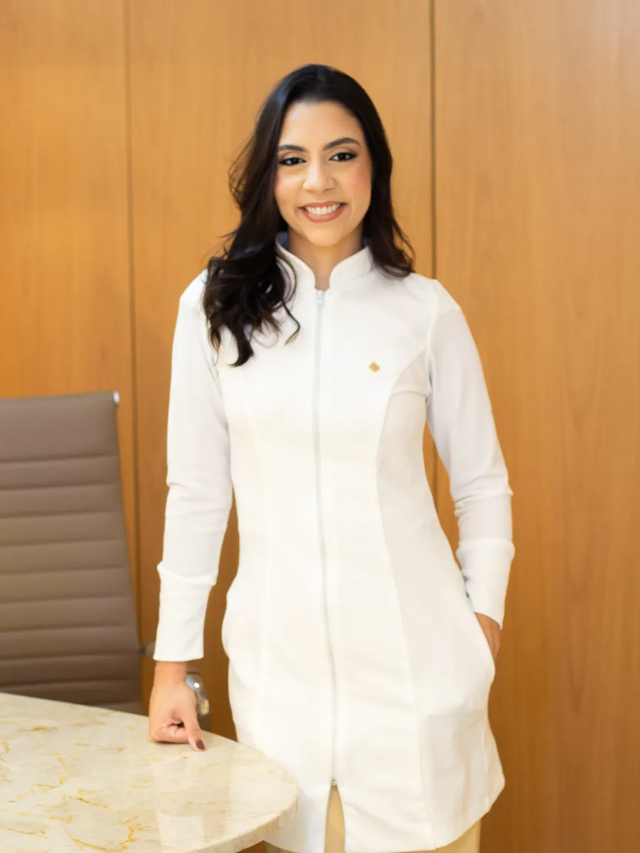Dra. Ana Beatriz Bomfim de jaleco branco